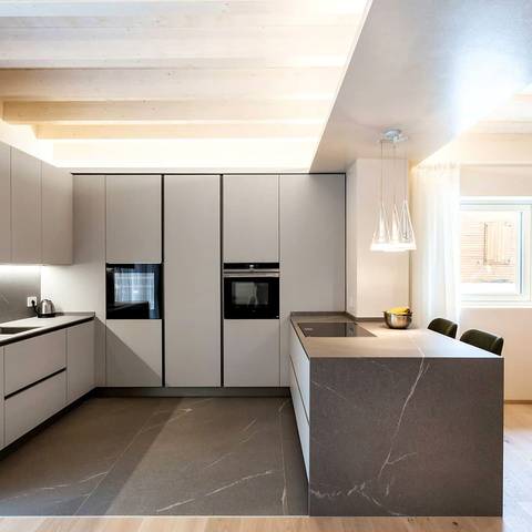 Kitchen and bathroom in large slabs – Private home